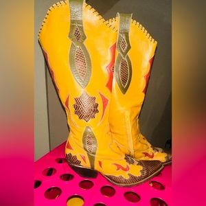 Women’s vintage leather BCBG leather cowboy boots size 8